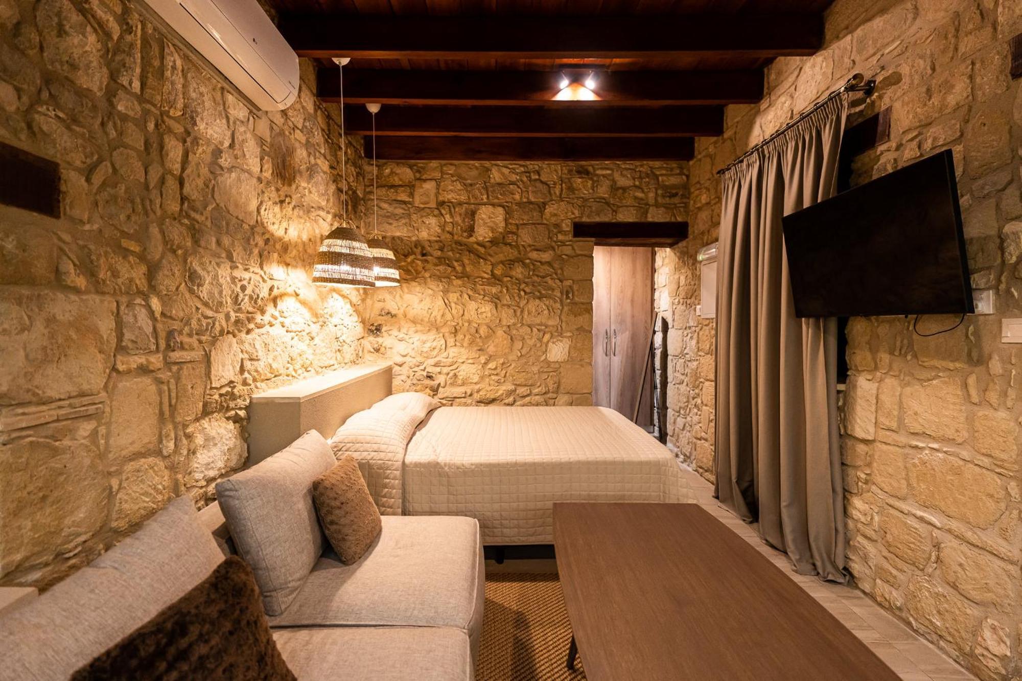 Harma Traditional Boutique Suites Paphos Pokoj fotografie